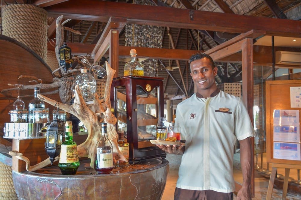 Manta Bar at Constance Moofushi Maldives